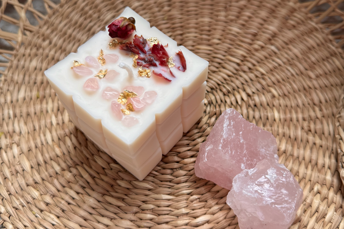 Bougie avec cristaux de quartz rose : les raisons d'en utiliser pour votre rituel